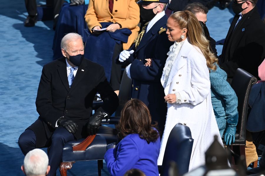 Joe Biden in Jennifer Lopez. Foto: SAUL LOEB / POOL / EPA-EFE / Shutterstock