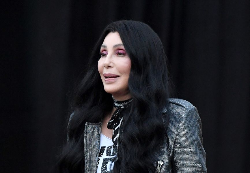 Cher Talks lluita contra la dislèxia, interpretant una versió de Bobblehead d'ella mateixa i molt més