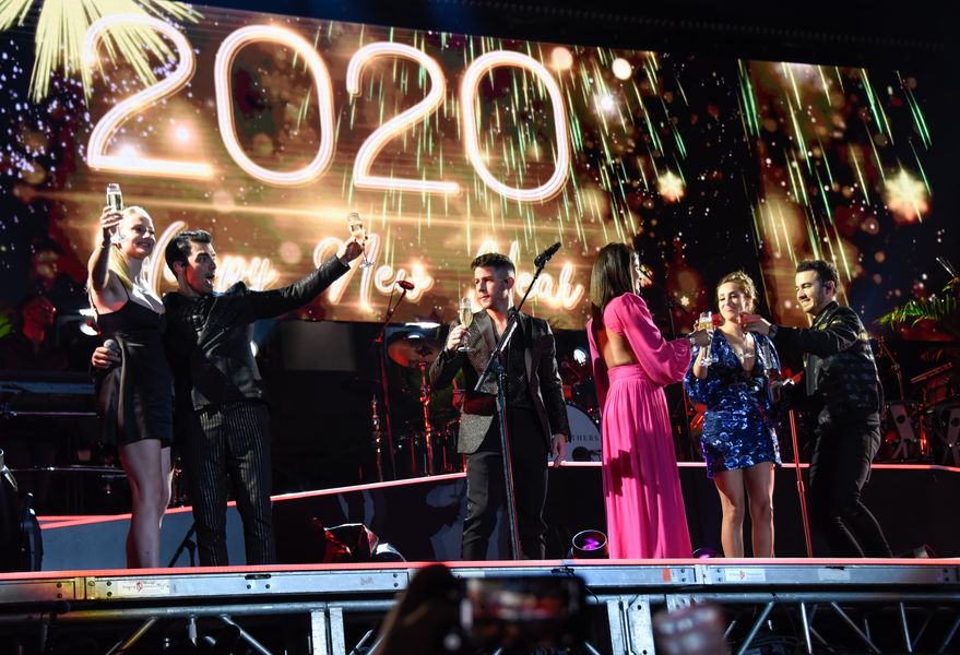 'J Sisters' sa pripojili k Jonas Brothers v Miami na Epic NYE Performance, zazvonili v roku 2020 s Onstage Kisses