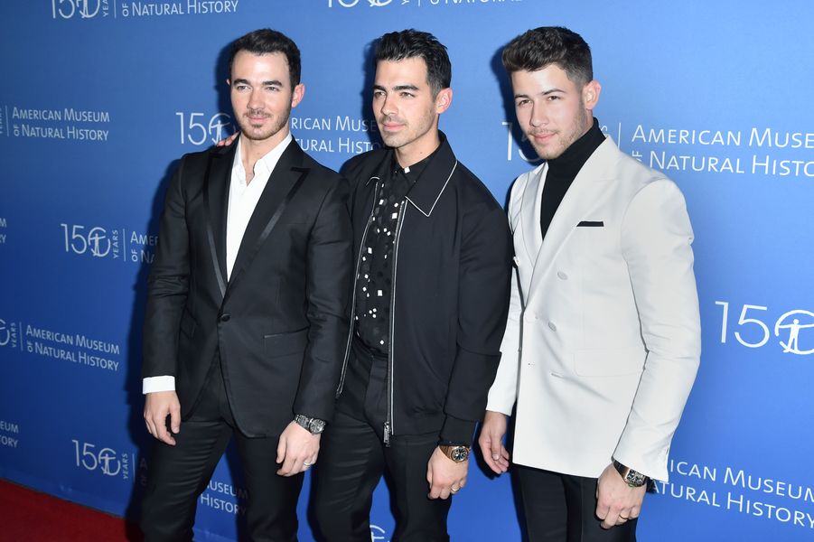 Jonas Brothers verrassen fans door ‘Jersey’ te laten vallen van ‘Chasing Happiness’ Doc