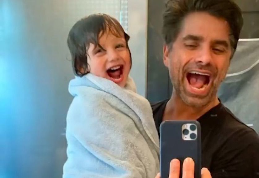 John Stamos oslavuje 3. narodeniny Syna sladkou montážou selfie