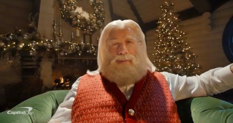 John Travolta joue le rôle du père Noël dans la publicité de Noël de Capital One