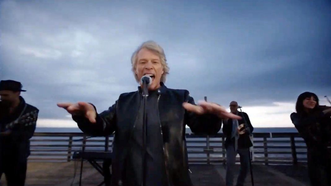 Bon Jovi bringer håb om indvielsesfejring med Beatles '' Here Comes The Sun ''
