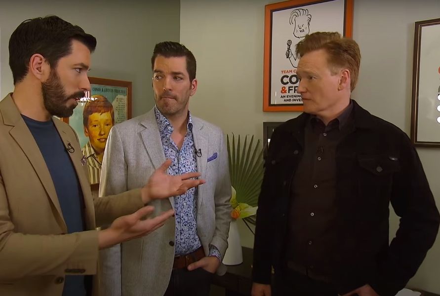 Conan O’Brien zapísal „Property Brothers“ Drewa a Jonathana Scotta do rekonštrukcie Infamously Filthy Office producenta „Conana“