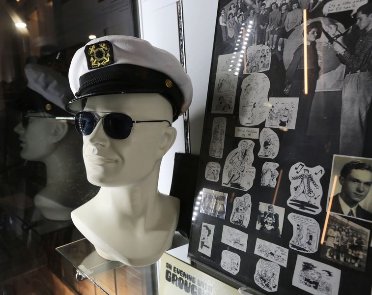 Os bens de Hugh Hefner, incluindo seu famoso cachimbo, jaqueta e chapéu de capitão, serão leiloados