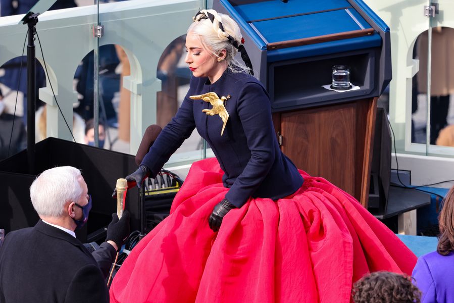 Foto de Lady Gaga expressando seu desgosto por Mike Pence na inauguração torna-se viral