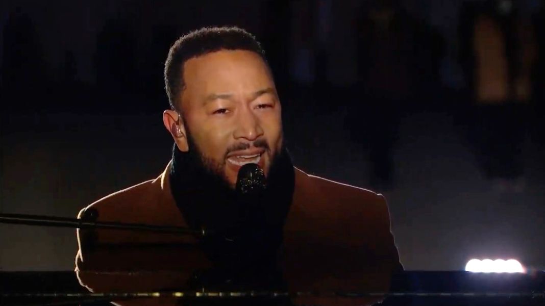 John Legend trae esperanza con una versión conmovedora de 'Feeling Good' durante el especial de inauguración de Joe Biden