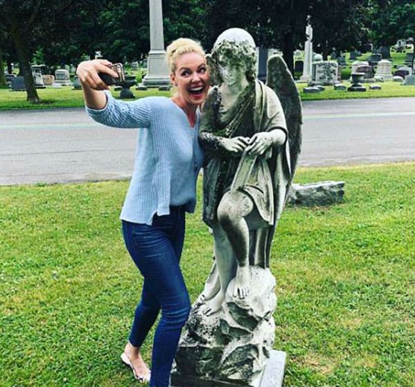 Катхерине Хеигл се извињава након што је оклеветана због објављивања фотографија са гробља на гробљу на Инстаграму