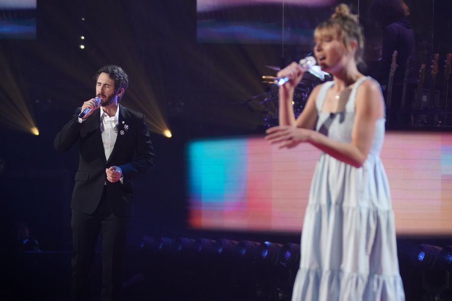 Ava August, Josh Groban na American Idol.