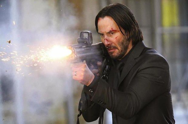 BEKIJK: Keanu Reeves pronkt met wapenvaardigheden voor ‘John ​​Wick: Chapter 2 ′