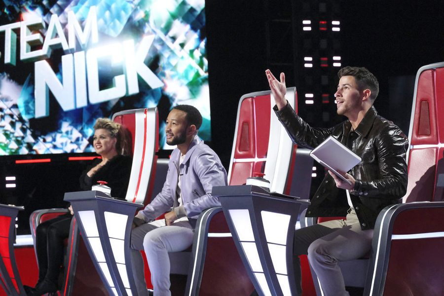 Kelly Clarkson a Blake Shelton bojují proti Keeganovi Ferrellovi v novém náhledu The Voice