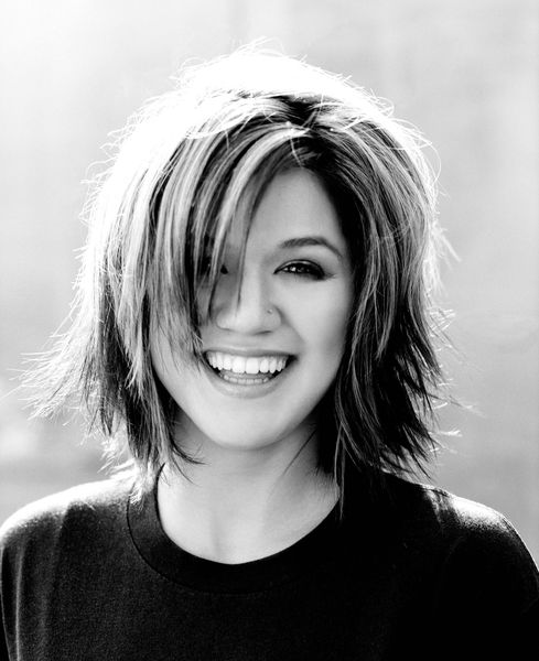 Kelly Clarkson cobre 'How Could An Angel Break My Heart', de Toni Braxton, na pré-gravada 'Kellyoke'