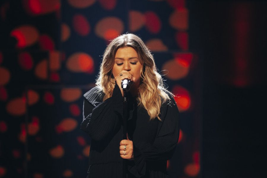 Kelly Clarkson se je umaknila, ko je izvedla klasični Cover of Heart's 'Barracuda'