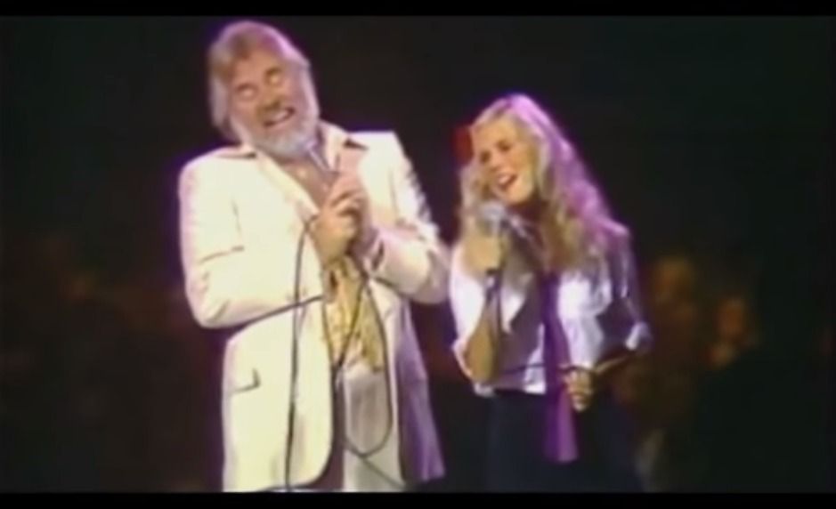 Dolly Parton vzdáva citovú poctu Kennymu Rogersovi s ohromujúcim vystúpením „Sweet Music Man“