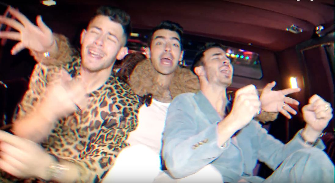 يقدم Jonas Brothers فيديو موسيقي بديل بعنوان What A Man Gotta Do
