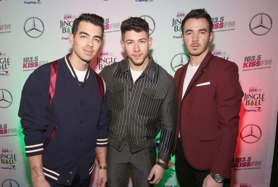 Nick Jonas dráždi nadchádzajúce prevzatie SNL novým veselým promom v hlavnej úlohe s bratmi Joeom a Kevinmi