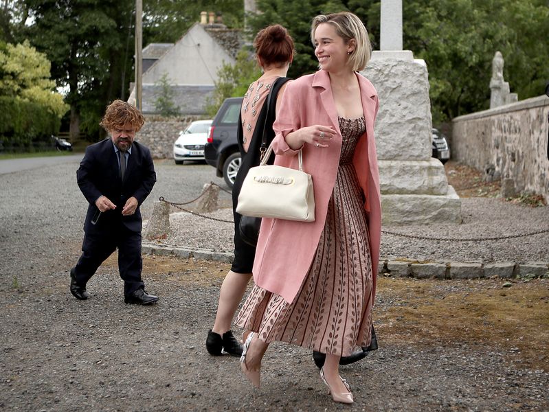 Les stars de «Game of Thrones» Peter Dinklage et Emilia Clarke arrivent au mariage - Photo: Jane Barlow / PA Images via Getty Images
