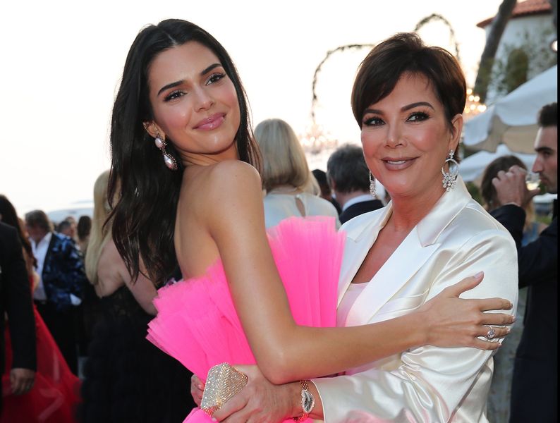 Kendall Jenner critica a su mamá, Kris Jenner, por aparentemente tuitear un 'anuncio de embarazo'