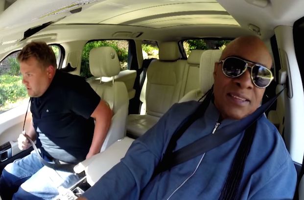 Stevie Wonder และ James Corden แสดงเพลง 'Carpool Karaoke'