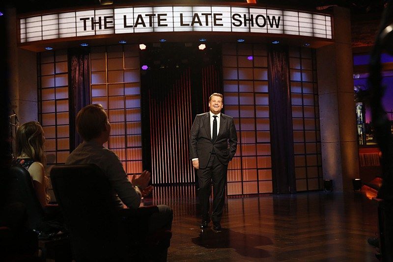 جيمس كوردن يسلم الكب كيك إلى معجبي BTS قبل ظهورهم في برنامج Late Late Show