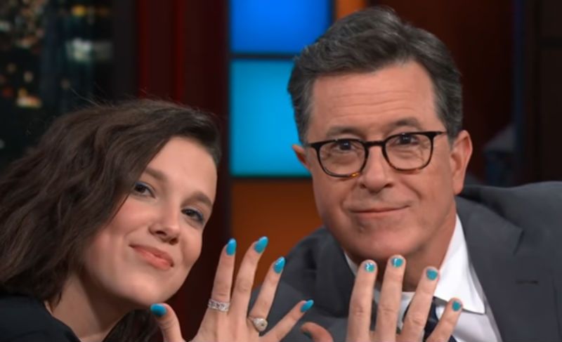 Millie Bobby Brown pinta as unhas de Stephen Colbert e o questiona sobre as Spice Girls em ‘The Late Show’
