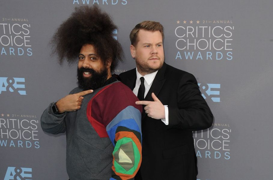 James Corden og Reggie Watts kaster 'Silk Sonic' Cosplay til 'Leave The Door Open' Parody