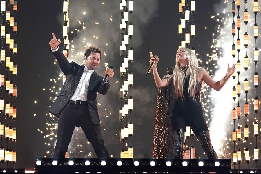 Carrie Underwood y David Bisbal sorprenden con la actuación de 'Tears of Gold' en los Latin AMA de 2021