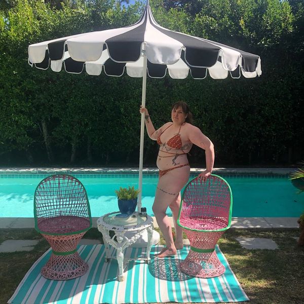 Η Λένα Ντάναμ δείχνει το μπικίνι της στο Pic δίπλα στην πισίνα