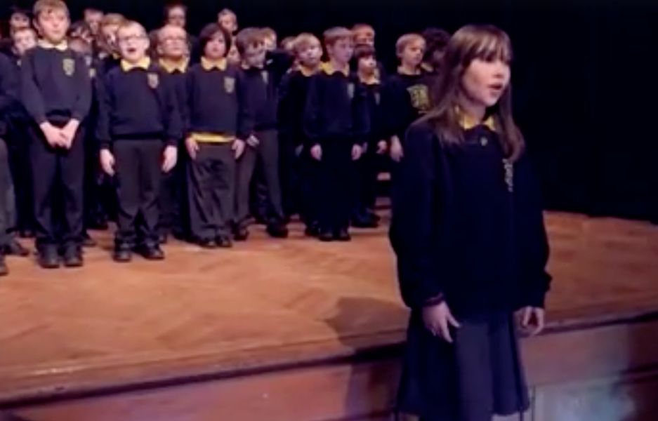 10-årig pige med autisme synger Leonard Cohens 'Hallelujah' og det er betagende