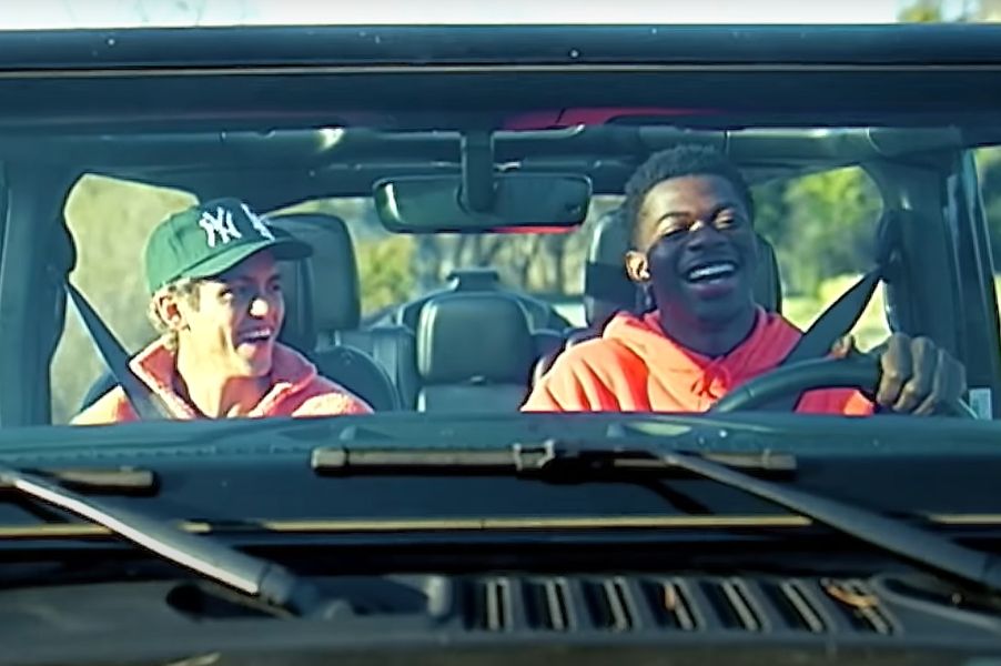 Lil Nas X vystúpi s Dominikom Fikeom v novom hudobnom videu Brockhampton pre ‘Count On Me‘
