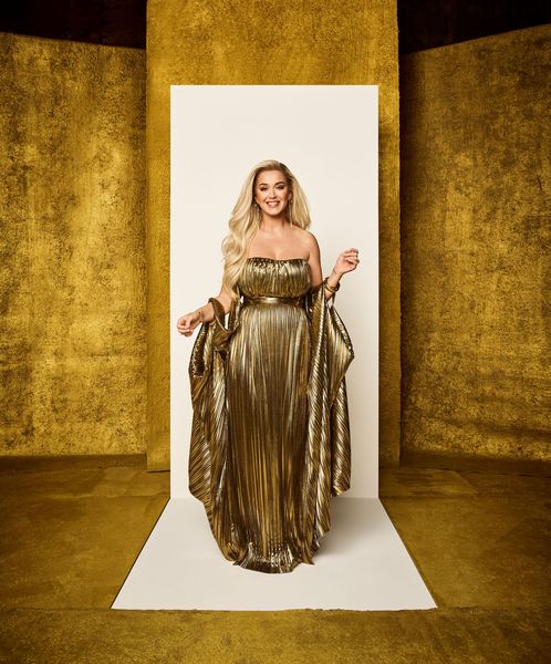 Katy Perry atordoa em um vestido dourado deslumbrante em 'American Idol' teaser clip depois de dar à luz a filha Daisy
