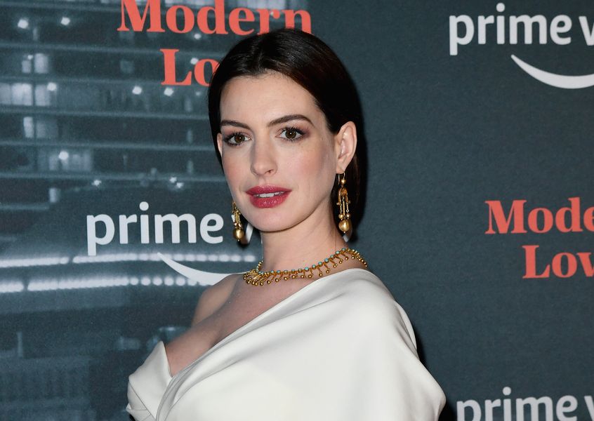 Anne Hathaway's Home Premiere-billeder ved poolen sender Internettet til en vanvid
