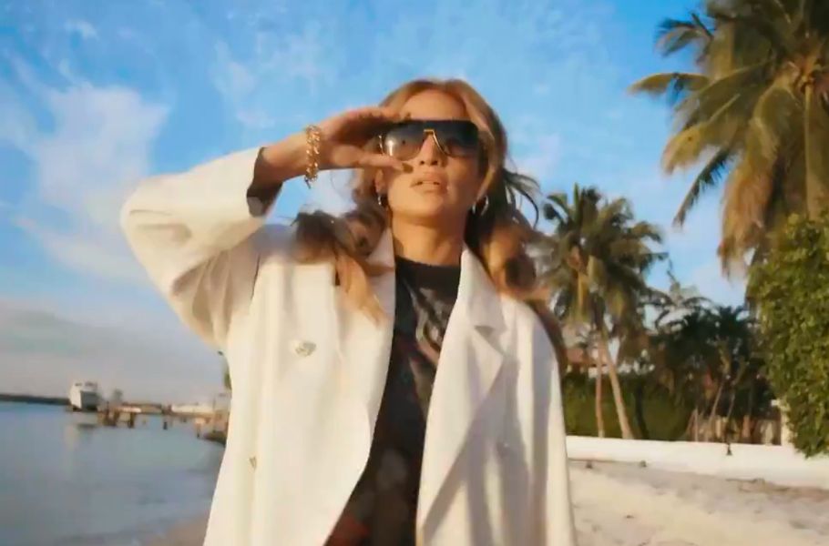 Jennifer Lopez recrea la escena del video 'Love Don’t Cost A Thing' para el vigésimo aniversario de la canción