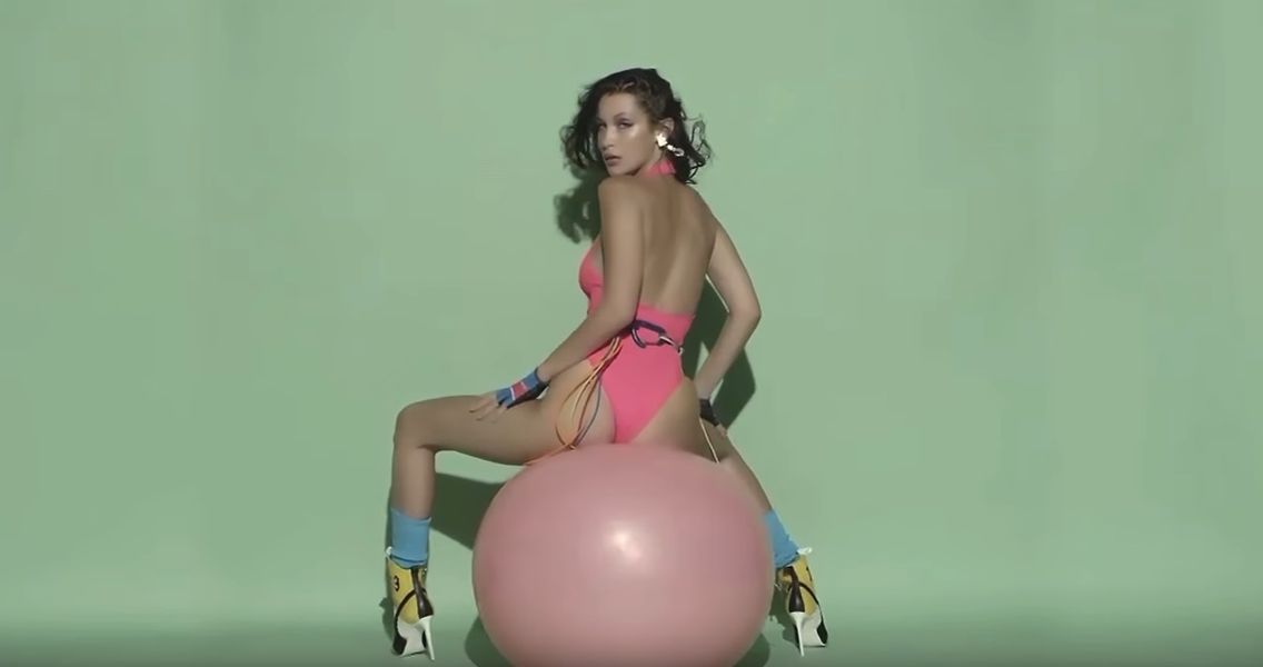 Bella Hadid znovu vytvorila hudobné video inšpirované aerobikom Erica Prydza „Call On Me“