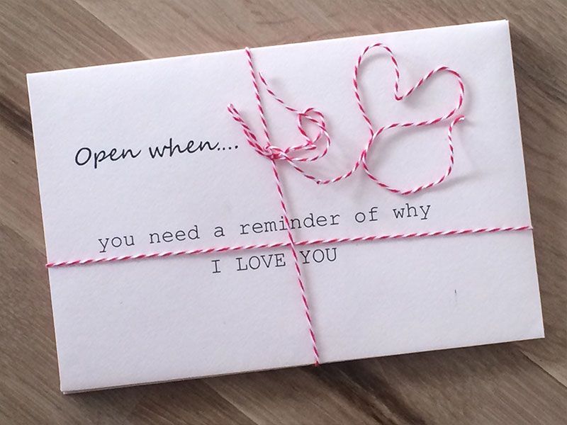 Una nota de amor atada con una cuerda.