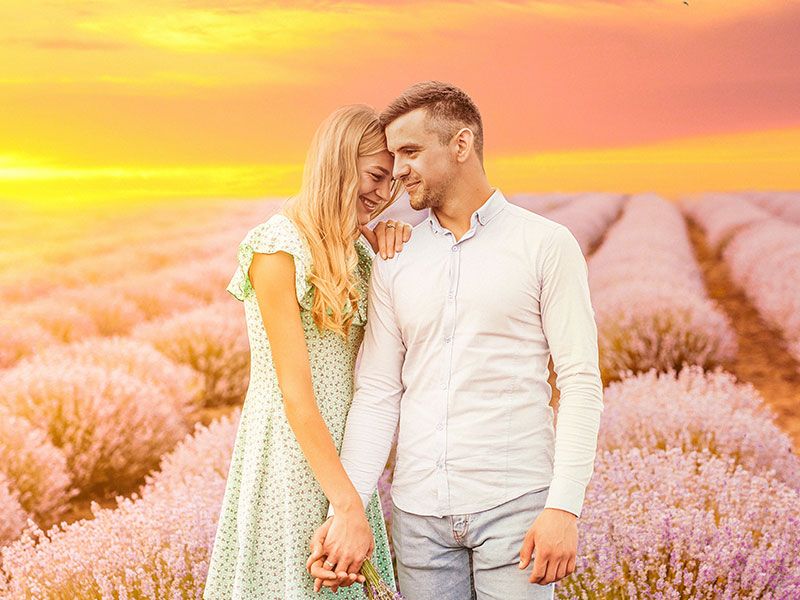 Um casal que ouvia essas canções sobre paixões rindo e flertando em um campo de flores ao pôr do sol.