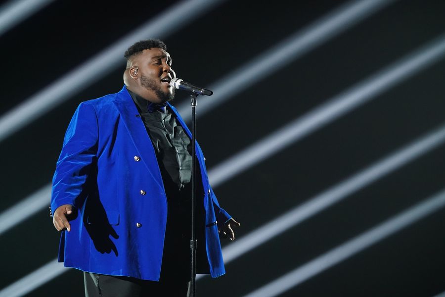 Willie Spence atordoa os juízes de ‘American Idol’ com capa poderosa de ‘Stand Up’