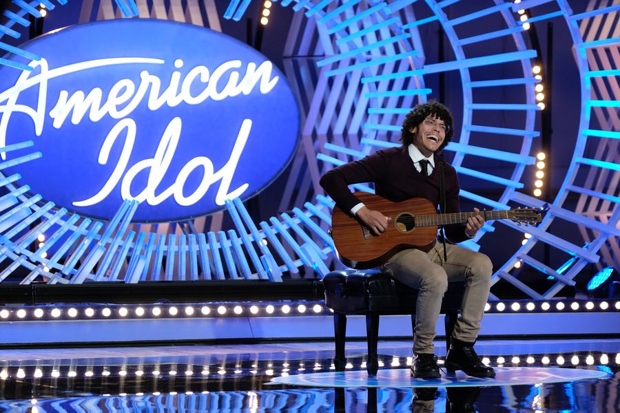 O cantor enigmático Murphy divide os juízes após a audição de 'American Idol'