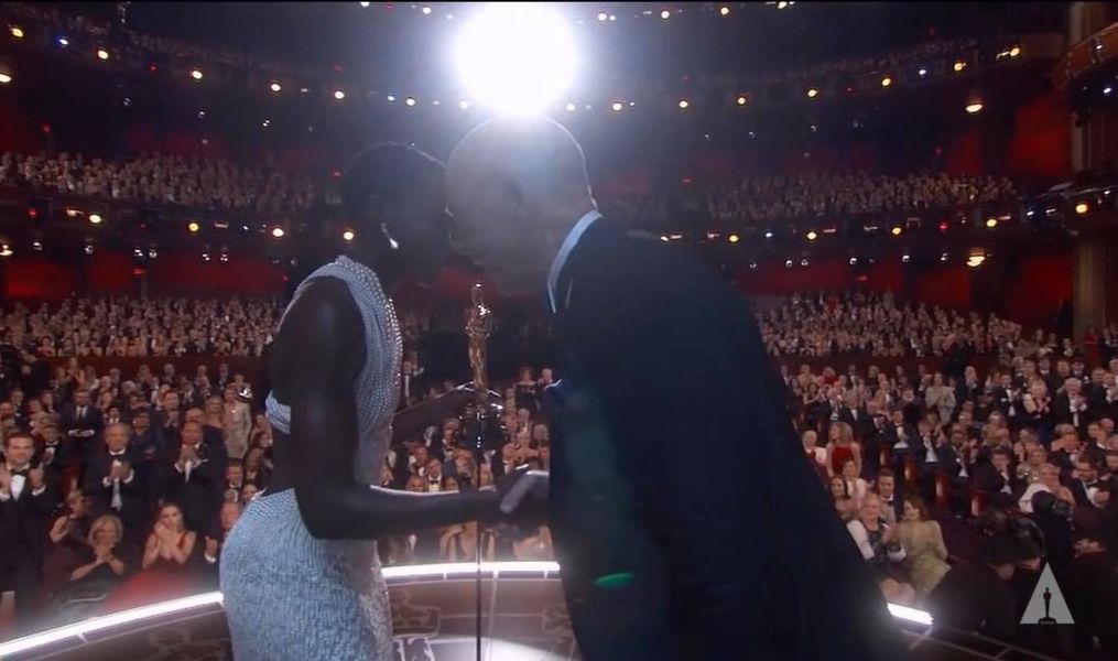 J.K. Simmons diskuterer det akavede Oscars Head Bump Moment med Lupita Nyong'o: 'I Was a Little Nervous'