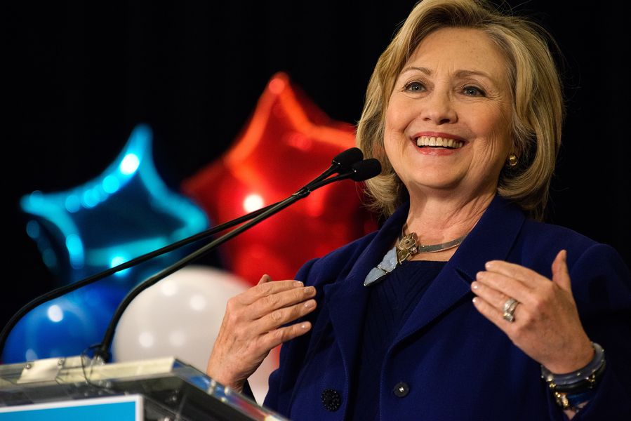 Nikmati Hillary Clinton Menari Ke 'Macarena' 20 Tahun Lalu di DNC