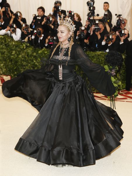 Madonna Surprise stretla slávnostné publikum s epickým vystúpením filmu „Like A Prayer“ - Sledujte!