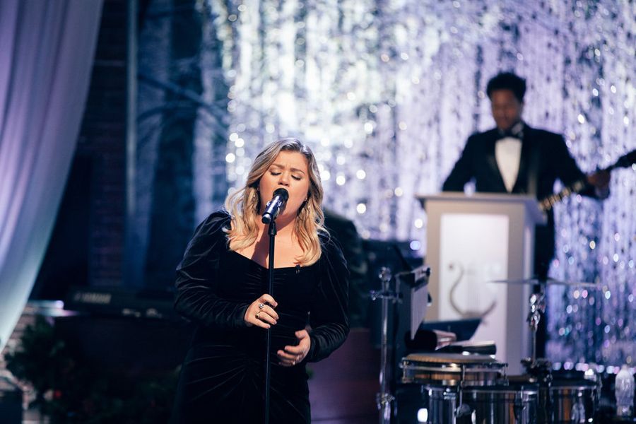 Kelly Clarkson Goes 'Borderline' Madonna With '80s Throwback Cover