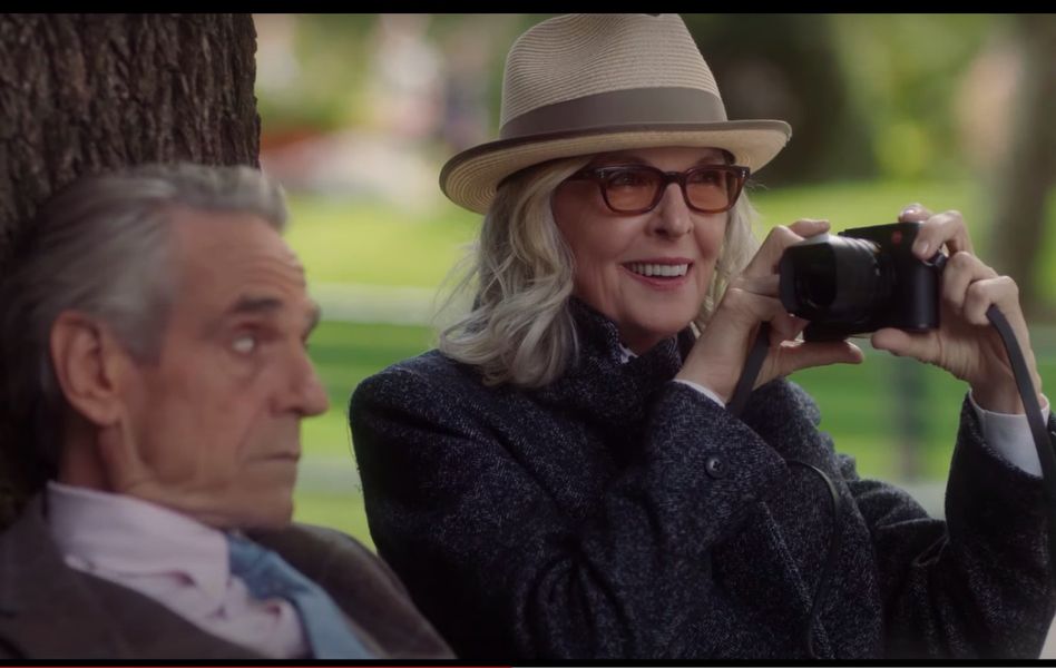 Diane Keaton și Jeremy Irons strălucesc în noul trailer pentru „Dragoste, nunți și alte dezastre”
