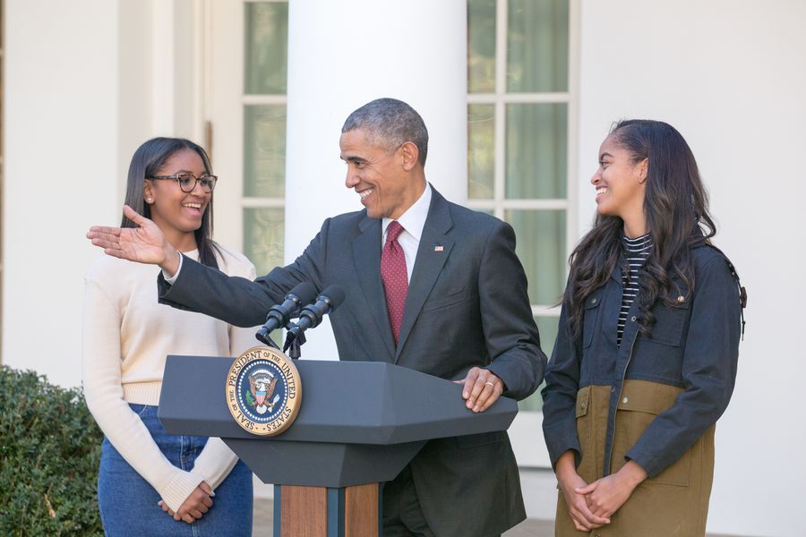 Barack Obama hovorí, že jeho dcéry si myslia, že jeho tanec je „lepší“ ako jeho rap