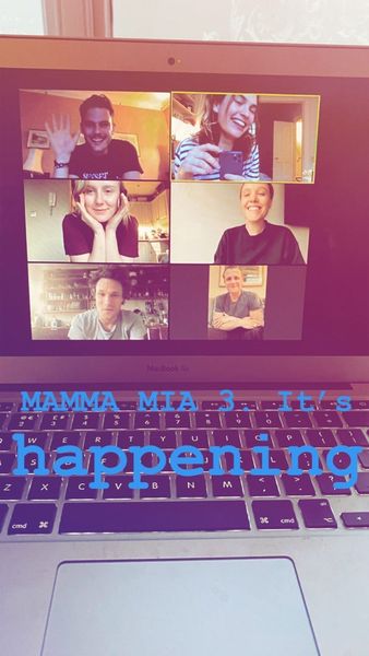Videochaty s Lily James s kamarátkami „Mamma Mia“, vtipy „Mamma Mia 3“ sa „dejú“