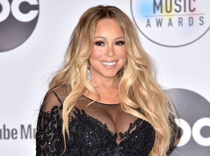 Mariah Carey को COVID-19 वैक्सीन की पहली खुराक मिलती है और एक उच्च नोट के साथ मनाती है