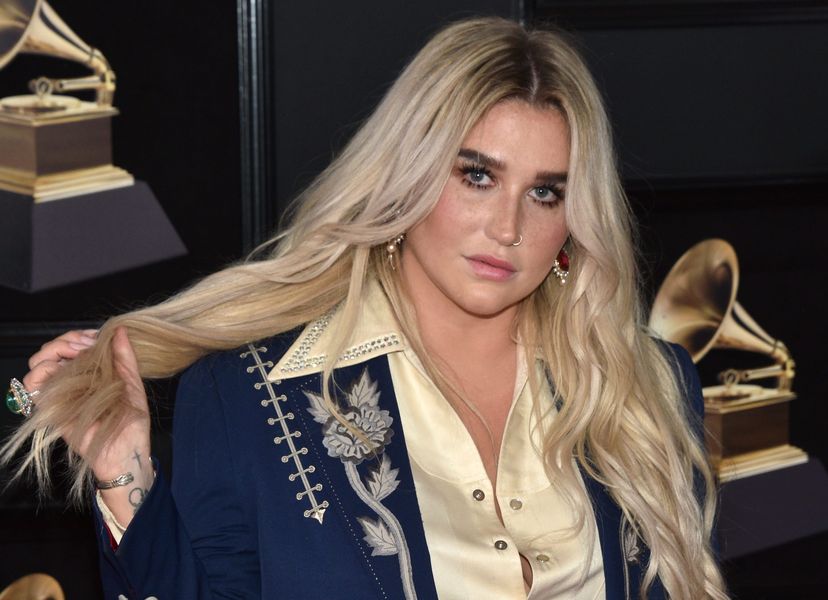 Kesha kann mit Caitlyn Jenners 'Masked Singer' -Cover ihres Songs 'Tik Tok' nicht umgehen: Siehe ihre Reaktion