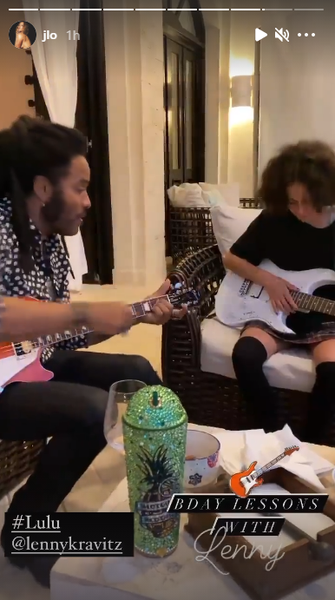 Jennifer Lopez dvyniai Emme ir Maxas švenčia 13-ąjį gimtadienį, gaukite gitaros pamoką iš Lenny Kravitz