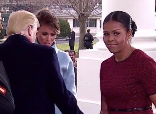 Michelle Obama není dojem s Melanií Trumpovou v novém Meme, který dělá kola