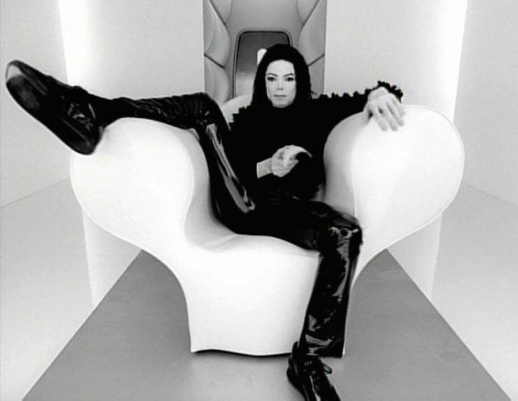 Michael Jackson sa pripojil k obsadeniu Cirque Du Soleil v novom hudobnom videu ‘Blood On The Dance Floor’
